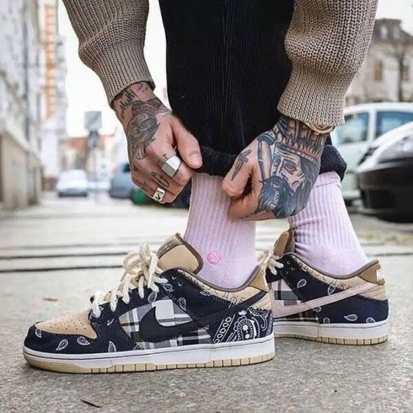 Nike Jordan SB Dunk "X Travis Scott Cactus Jack" - Image 2